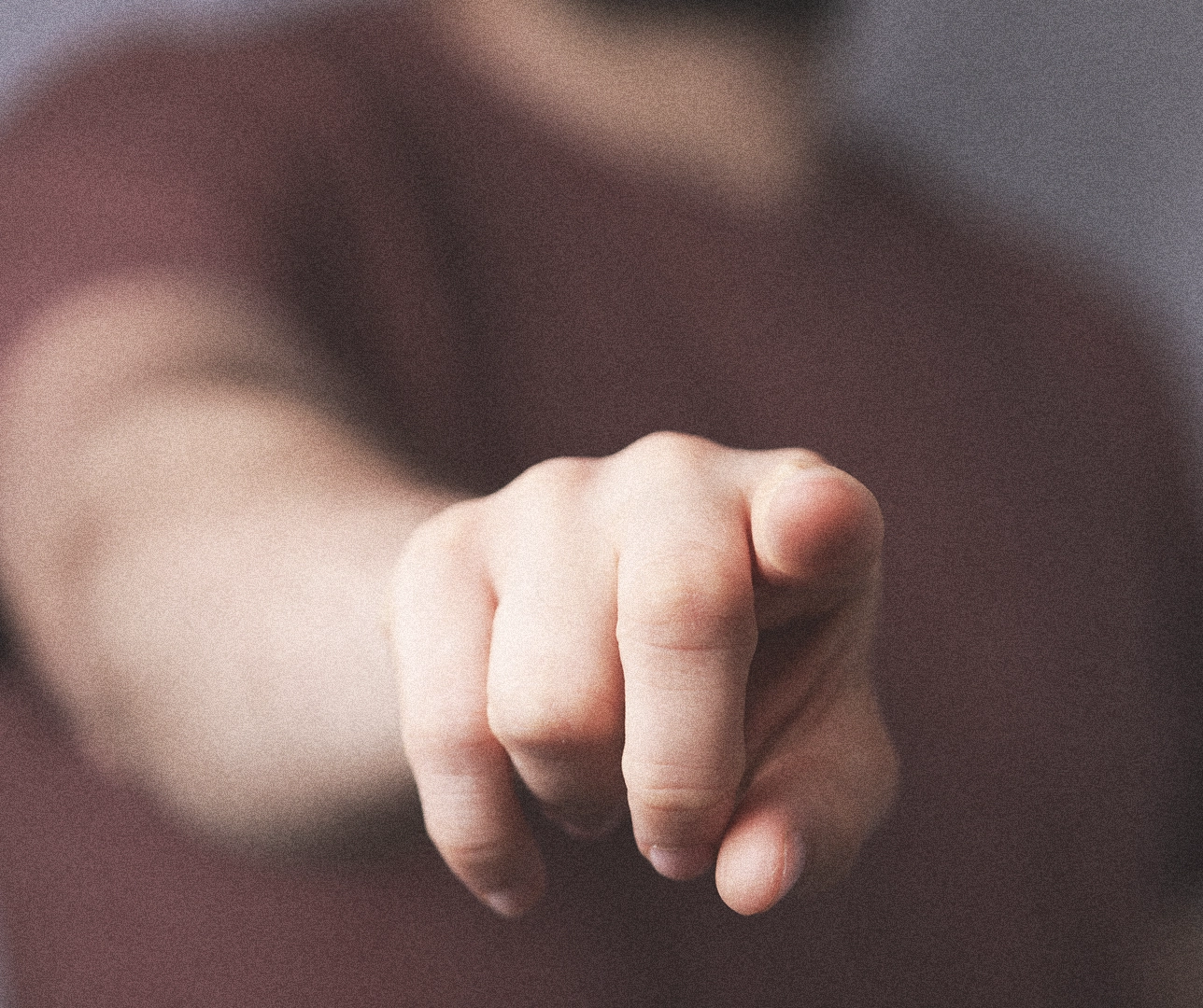 Una persona apuntando con su dedo en modo amenaza.