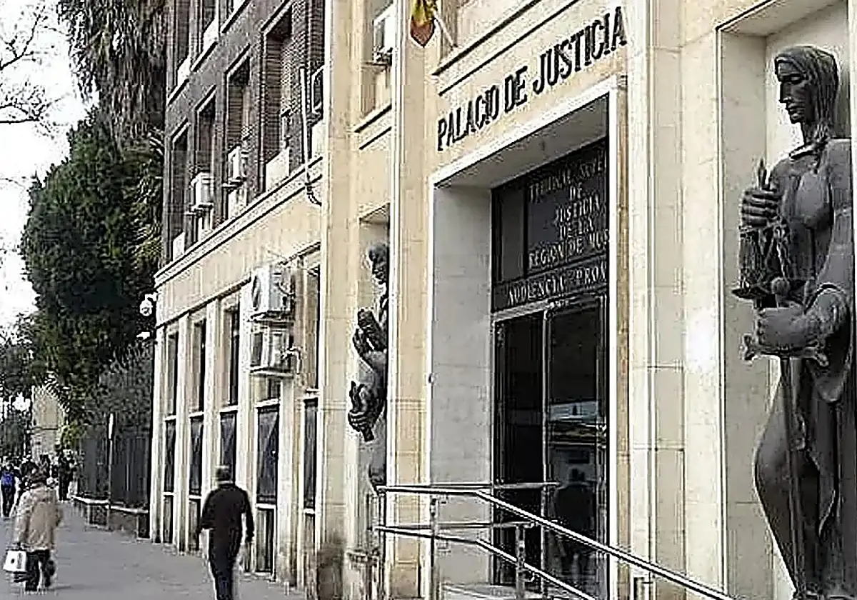 Palacio de Justicia de Murcia, noticia de La Verdad sobre la prisión por asestar 16 puñaladas a un hombre en Murcia